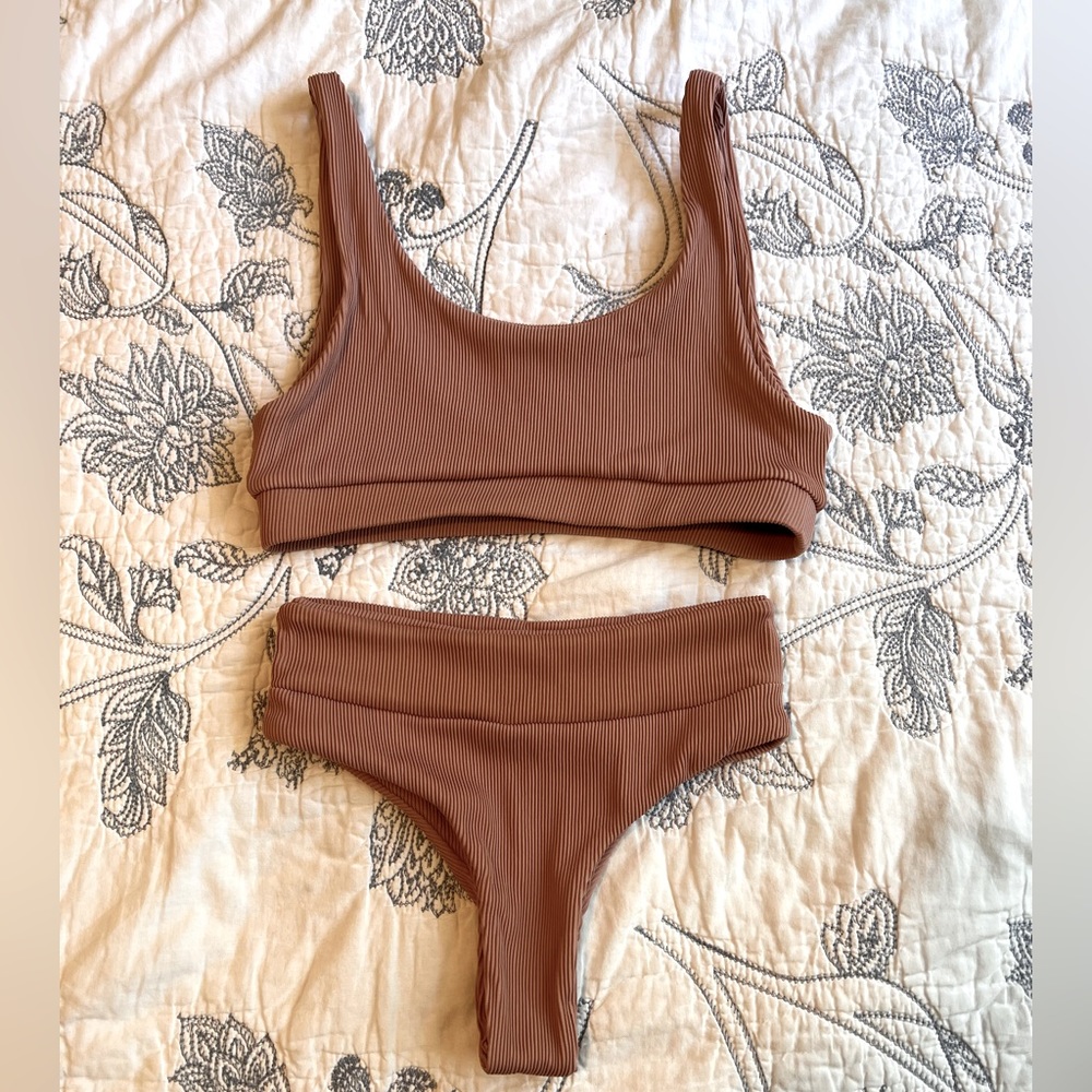 Kulani Kinis matching swim set